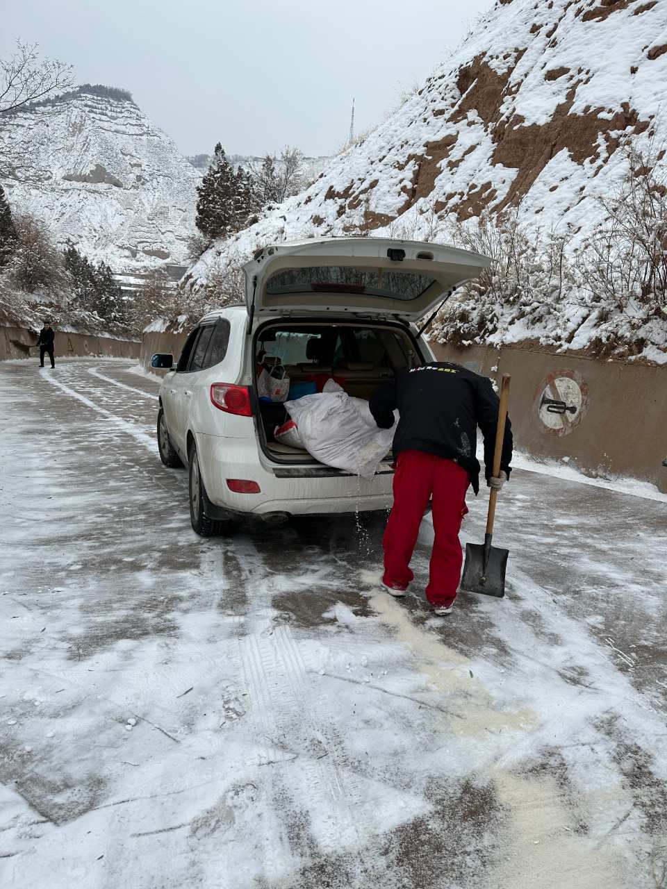 集团综合办组织员工清扫路面积雪